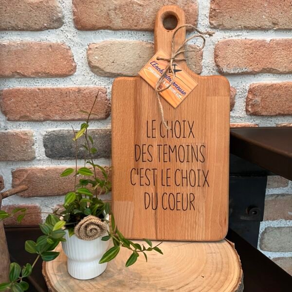 Planche à découper en hêtre gravée – Cadeau témoin de mariage
