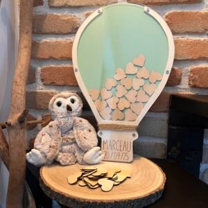 Livre d’or montgolfière en bois avec cœurs – Baptême, anniversaire, baby shower