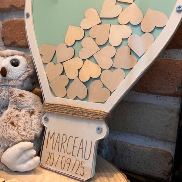 Livre d’or montgolfière en bois avec cœurs – Baptême, anniversaire, baby shower – Image 3