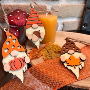 Petit gnome d’automne en bois – Peint à la main – 12 cm