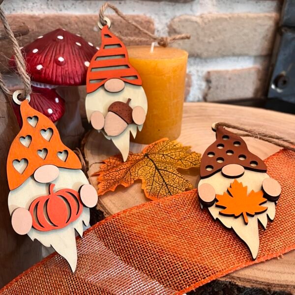 Petit gnome d’automne en bois – Peint à la main – 12 cm