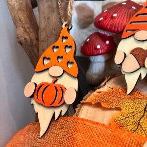 Petit gnome d’automne en bois – Peint à la main – 12 cm