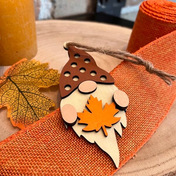 Petit gnome d’automne en bois – Peint à la main – 12 cm – Image 3
