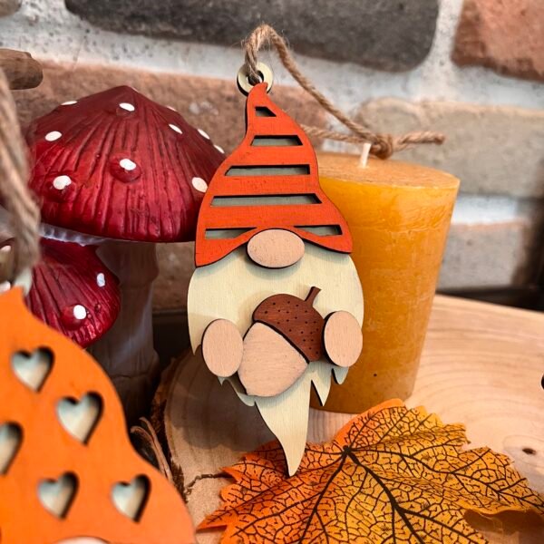 Petit gnome d’automne en bois – Peint à la main – 12 cm – Image 4