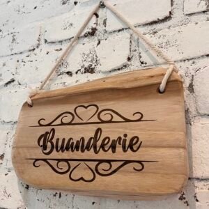 Pancarte pour porte en bois gravée – Décoration artisanale et utile